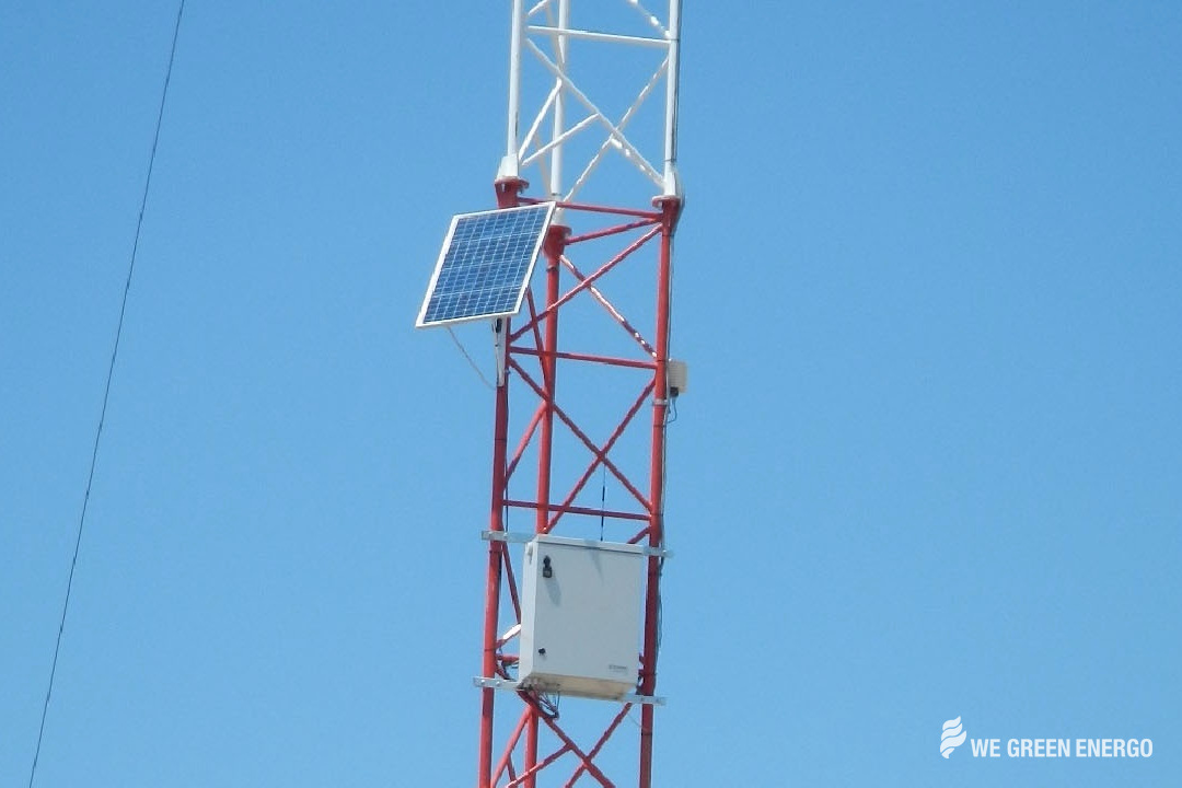 Pannello solare e quadro di controllo sulla torre di misura eolica esistente di Sarande.