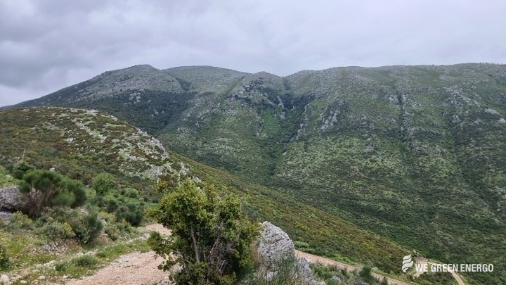 Terreno roccioso e strada di accesso nell’area del progetto eolico Sarande nell’Albania meridionale.