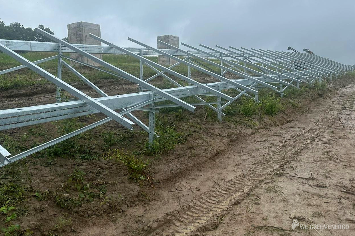Stahl-Unterkonstruktionen auf einer Solarbaustelle.